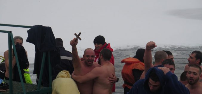 На Богоявление 51 мъже скочиха в ледените води на езерото в „Дружба“ (СНИМКИ)