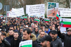 Стотици българи на протест в Кьолн заради смъртта на дете (ВИДЕО)