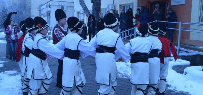 Коледари зарадваха районната администрация в „Надежда“ (СНИМКИ)
