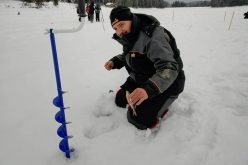 Снежен ад на световното по риболов на лед в Батак (ВИДЕО)