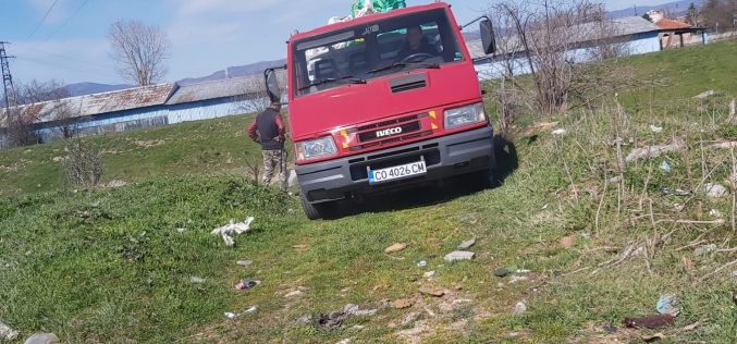 Човешката наглост няма край! Камион пак изхвърли боклуци в входа на гр. Елин Пелин (СНИМКИ)