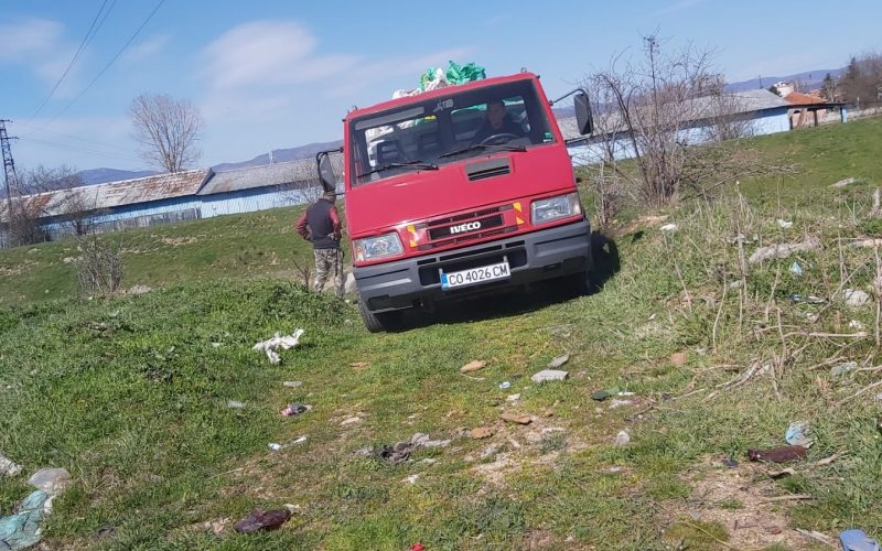 Човешката наглост няма край! Камион пак изхвърли боклуци в входа на гр. Елин Пелин (СНИМКИ)