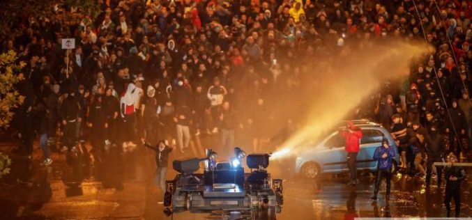 Война в центъра на София: Вандализъм, водни оръдия, бомбички, камъни и счупени глави (ВИДЕО и СНИМКИ)