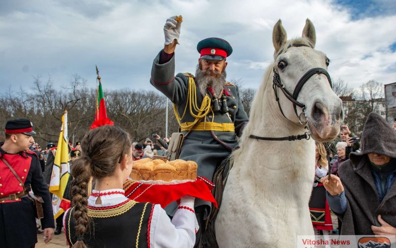 Генерал Гурко влезе на бял кон в Северния парк (СНИМКИ)