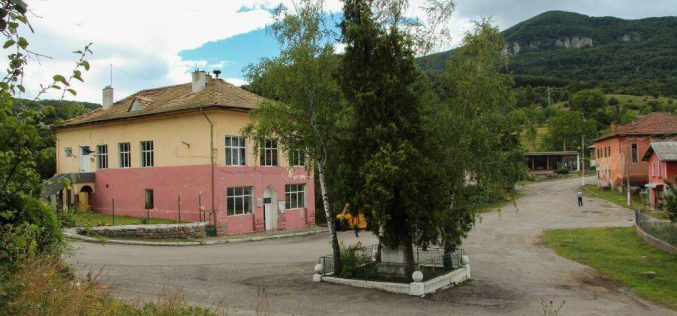 Престъпно нехайство: От две седмици Лакатник е без вода, кметове си правят оглушки